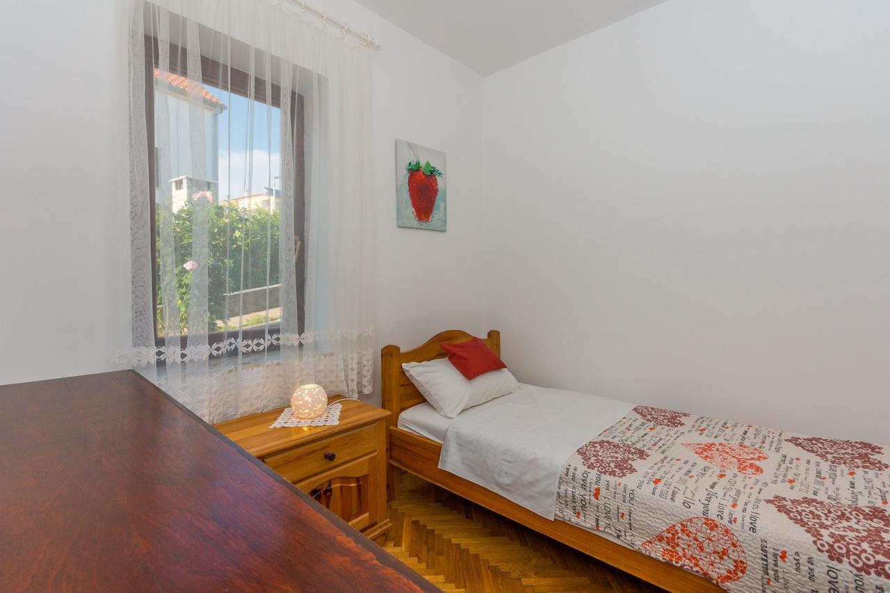 Apartment Domijan By El-Pi Tours Njivice Esterno foto